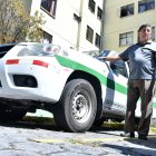 Pendiente. Jorge alista su camioneta para salir a trabajar al mercado, tan pronto finalice la paralización