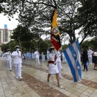 os estudiantes portaron las banderas del Ecuador y de Guayaquil en la Plaza del Centenario.