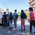 NUEVA YORK. Un grupo de mujeres jornaleras inmigrantes reciben comida mientras esperan ser contratadas para trabajos de limpiezas.