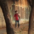 Desolado. Las pocas personas que transitan lo hacen con cuidado.