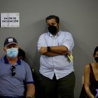 Personas esperan su turno durante una jornada de vacunación contra la covid-19, en Ciudad de Panamá, en una fotografía de archivo.