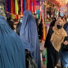 Mujeres vestidas con burka (o pañuelo) islámico en un mercado de Kabul. / EFE