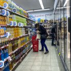 Fotografía de archivo fechada el 14 de junio de 2022 que muestra a una mujer mientras compra en un mercado, cuando se difunden los datos de la inflación mensual, en Buenos Aires (Argentina).