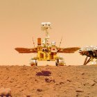 Rover Zhurong y módulo de aterrizaje de la misión Tianwen 1 captados por una cámara autónoma