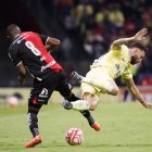 Aníbal Chalá, marcapunta del Atlas, disputa una pelota con Miguel Layún, del América.