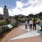 Turistas fueron registrados este sábado al visitar el monumento La Mitad del Mundo, en Quito (Ecuador).