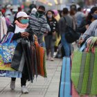 Fotografía de vendedores ambulantes trabajando en una vía pública en Lima (Perú), en una fotografía de archivo.
