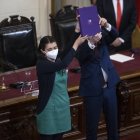 La presidenta de la Convención Constitucional, María Elisa Quinteros, y el vicepresidente, Gaspar Domínguez, muestran hoy el texto final de la propuesta Carta Magna que se será sometida a votación popular el 4 de septiembre en un plebiscito obligatorio, en Santiago (Chile).