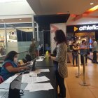 Un usuario en un centro de vacunación contra la COVID-19 ubicado en un centro comercial de Guayaquil, en junio de 2022.