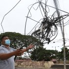 Tallarines. Los cables no solo están en las alturas, sino también al ‘alcance’ de los peatones, que los topan, como ocurre en la Saiba.