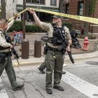 Un par de agentes policiales fue registrado este lunes al inspeccionar la escena de un tiroteo masivo, durante un desfile del 4 de julio, en Highland Park (Illinois, EE.UU.).