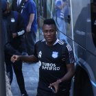 Bryan Carabalí, marcapunta de Emelec, antes del entrenamiento del Bombillo en suelo brasileño.