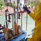 Trabajos. Un funcionario revisa la calidad del agua potable de Santa Cruz, un proyecto que comenzó en 2013.