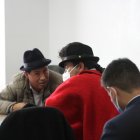 Audiencia. Leonidas Iza, líder de la Conaie, junto con uno de sus asesores legales, en la diligencia de ayer.