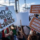 Manifestantes piden respeto al derecho al aborto en Miami, Florida, el 27 de junio de 2022.