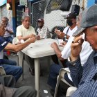 Adultos mayores se oponen a la suspensión de actividades  Familiares denuncian falta de planificación  El Cabildo asegura que realizará mantenimiento en locales