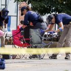 Vista de agentes investigando, el 5 de julio de 2022, en la escena de un tiroteo que tuvo lugar un día antes en Highland Park, Illinois.
