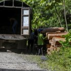 Trabajadores cargan un camión con troncos de balsa, en Río Villano, provincia de Pastaza (Ecuador), en una fotografía de archivo.