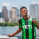 Washington Corozo, mediocampista ecuatoriano del Austin FC, muestra su nueva camiseta.