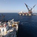 Avance. El buque grúa más grande del mundo en la plataforma de gas Leviatán, en el mar Mediterráneo.
