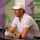 Rafael Nadal, tenista español, mientras anuncia su retiro de Wimbledon por lesión.