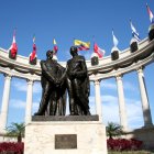 Monumento a Simón Bolívar y San Martín, en el centro de Guayaquil, un ícono de la ciudad puerto.