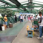 Peatonales. Los informales aprovechan los pasos peatonales cercanos a los planteles, para vender sus productos alejados del resguardo municipal y evitar así sanciones.