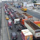 Tránsito. Las calles lucían llenas de tráfico en las primeras horas de hoy.