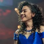 No importa dónde esté, Karen siempre está dispuesta a mostrar sus raíces.