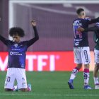 Los jugadores de Independiente del Valle festejan la clasificación a los cuartos de final de la Copa Sudamericana después de empatar sin goles en la cancha de Lanús.