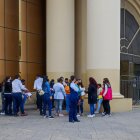 Comprobante. No solo tienen que presentar su cédula sino el comprobante de haber pagado por el documento.