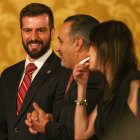 El nuevo ministro ecuatoriano de Economía, Pablo Arosemena (i).