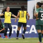 Danna Pesántez (2-i) de Ecuador celebra un gol ante Bolivia hoy, en un partido del grupo A de la Copa América Femenina en el estadio Pascual Guerrero en Cali (Colombia).