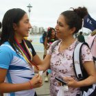 Rafaela Coello (i), nadadora quiteña, recibe la felicitación de su tía Elizabeth Coello, quien la acompañó en su victoria.