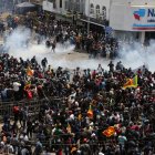 Las fuerzas de seguridad disparan gases lacrimógenos para dispersar la manifestación que pedía la dimisión del presidente de Sri Lanka.