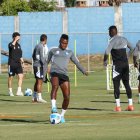 La plantilla azul se afina para medir a Macará en el Bellavista ambateño.