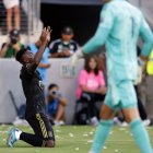 José Cifuentes, volante ecuatoriano de LAFC, festeja uno de sus goles ante