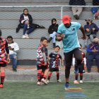 William Araujo muestra los ejercicios a los integrantes de su escuela de fútbol.