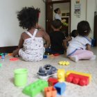 Infancia. Pequeños permanecen en un salón de juegos de una institución a cargo de su cuidado. Una de las tutoras los vigila desde uno de los accesos.