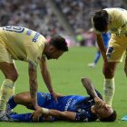 Joao Rojas del Monterrey no pudo terminar el encuentro ante el América, por una lesión en su rodilla.