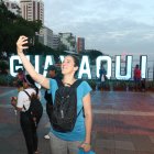 Turismo. Carmen Imhof, de nacionalidad suiza, recién había llegado a la ciudad para recorrerla durante las fiestas julianas. En una foto estampó el sitio donde estaba para enviar a su familia.