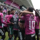 Fernando Gaibor (sin camiseta) es felicitado por sus compañeros después de anotar un golazo.
