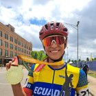 La patinadora tricolor Gabriela Vargas muestra la medalla de oro alcanzada en los Juegoas Mundiales.