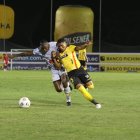 El partido se vuelve parejo en el mediocampo, pero Delfín logra ser más incisivo.