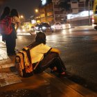 Desprotegidos. En una ciudad convulsionada por la delincuencia, menores se arriesgan para esperar el bus.