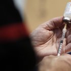 Vista de una dosis de la vacuna contra la covid-19 de Moderna