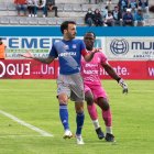 Johan Padilla, golero de Macará, toma de la camiseta al volante de Emelec Sebastián Rodríguez durante el festejo.