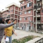 El mal estado de las calles ha sido dado a conocer a las autoridades municipales a la espera que dispongan la regeneración. Con esta se terminarían los ‘tallarines’ colgantes de los postes.