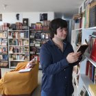 La Gloriosa. La librería de Nicolás Moscoso está ubicada en el sur, la ha implementado en su hogar y se maneja de forma online. Allí tiene 3.000 libros a la venta, en la foto se ven apenas unos de ellos.