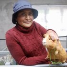Ana Gabriela Guaján posa con un cuy en un criadero que ha construido como beneficiaria del programa de retorno productivo voluntario, el 10 de junio de 2022 en Cayambe (Ecuador).